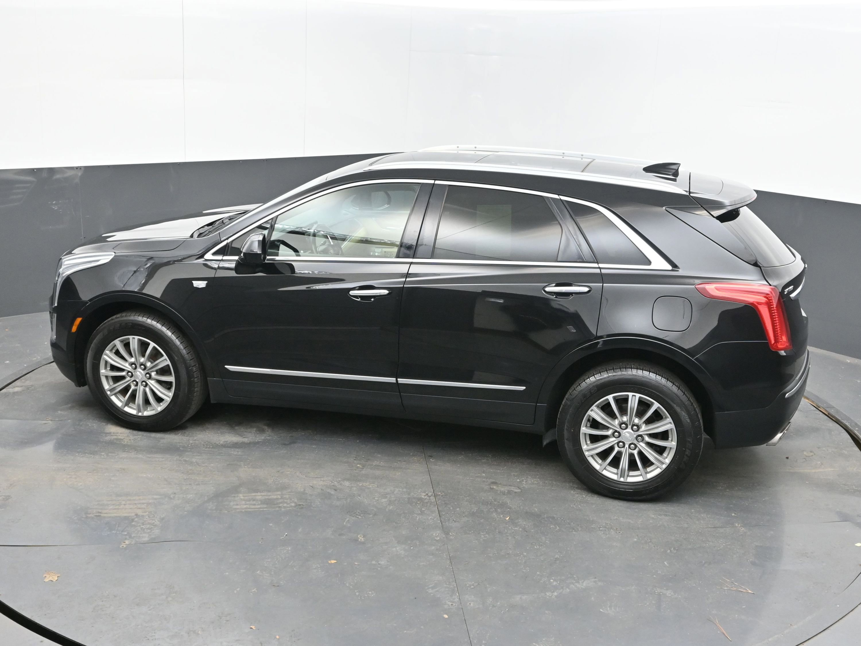 Used 2018 Cadillac XT5 Luxury w/ Driver Awareness Package image 33