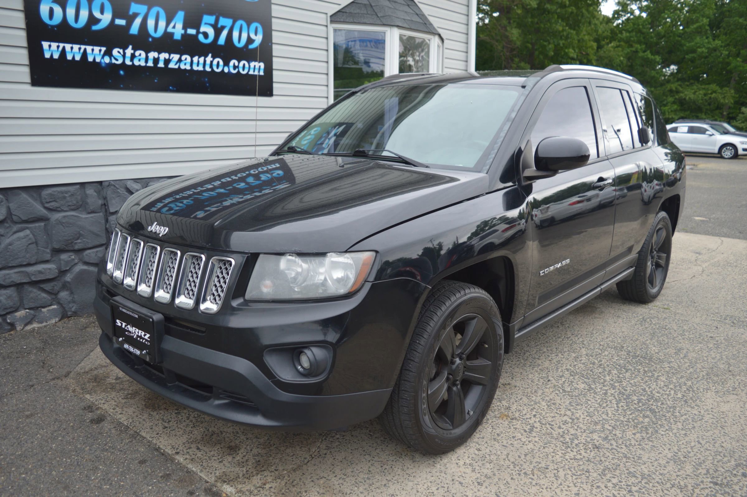 Used 2014 Jeep Compass Latitude FWD image 1