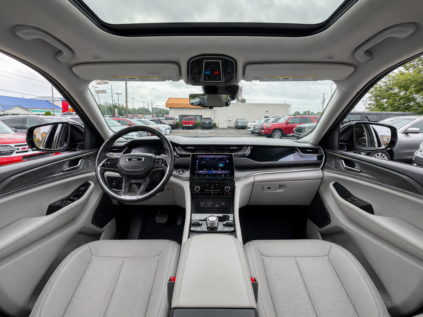Used 2022 Jeep Grand Cherokee Overland w/ Luxury Tech Group IV AWD/4WD image 2