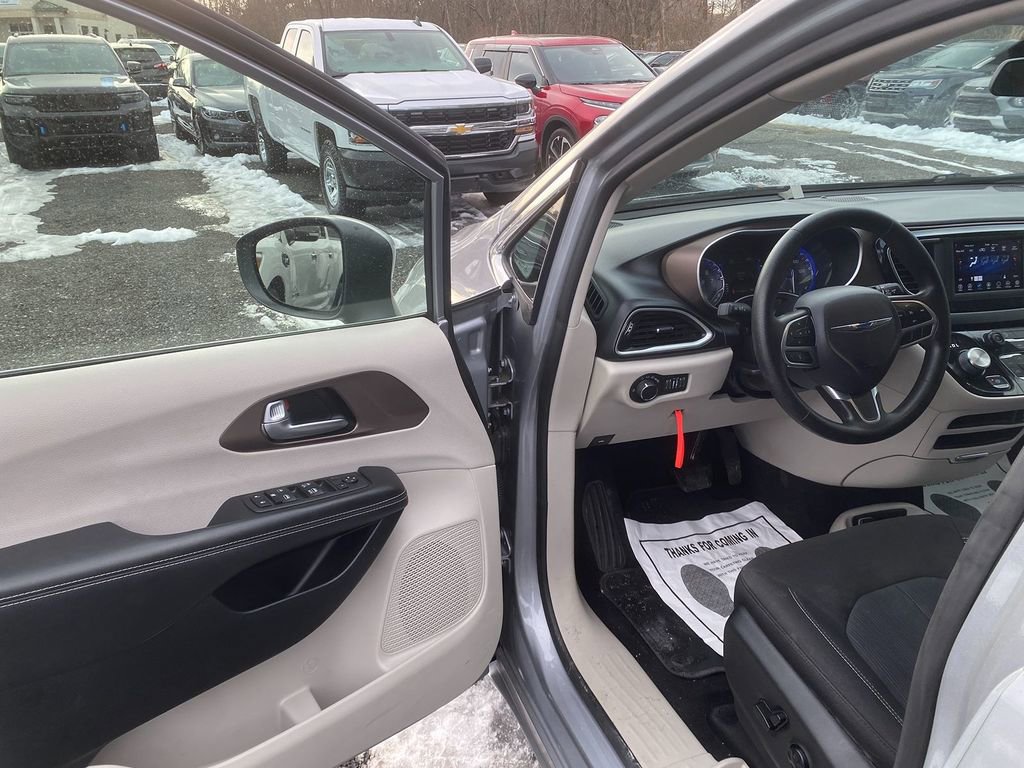 Used 2020 Chrysler Voyager LX image 10
