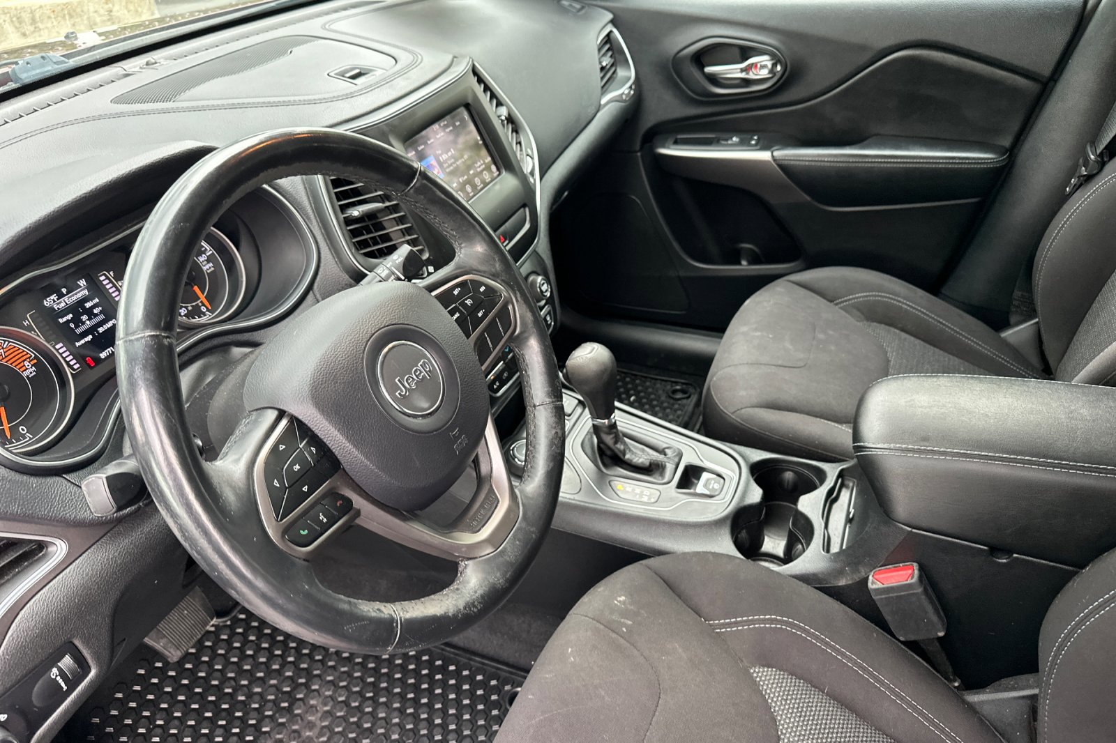 Used 2019 Jeep Cherokee Latitude w/ Cold Weather Group image 10