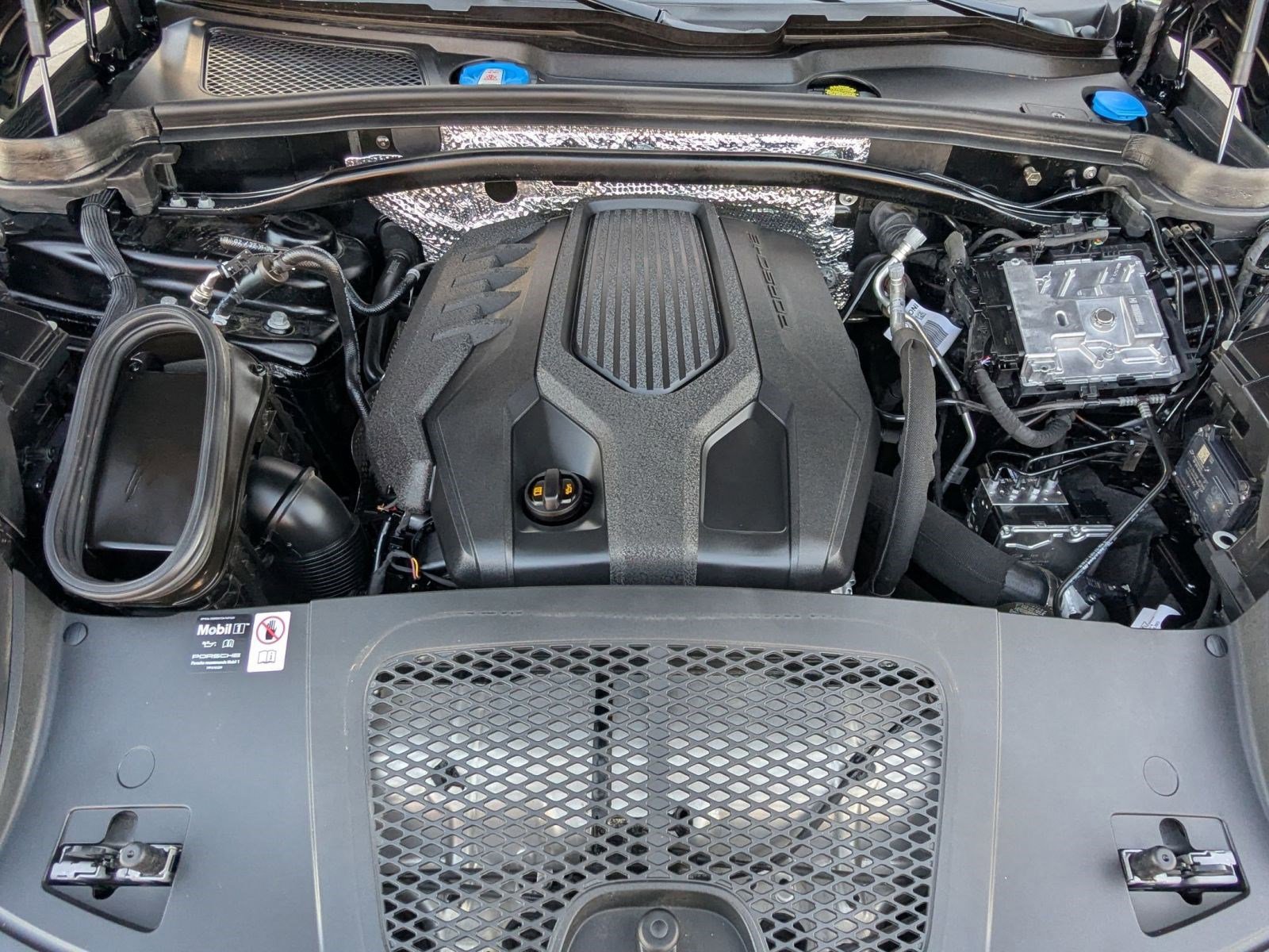 Used 2025 Porsche Macan image 28