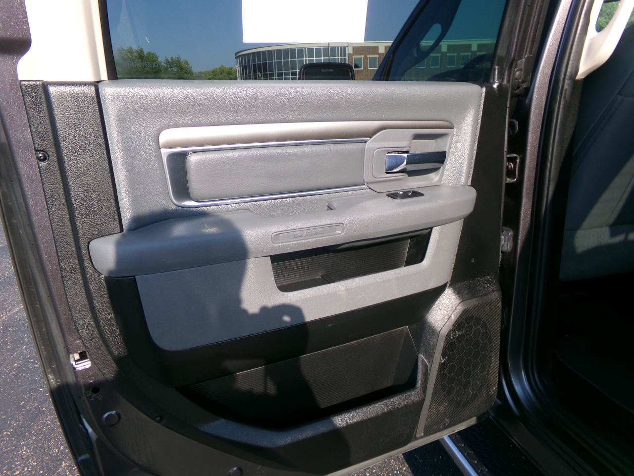 Used 2017 RAM 1500 Classic SLT w/ SLT Plus D←cor Group AWD/4WD image 32