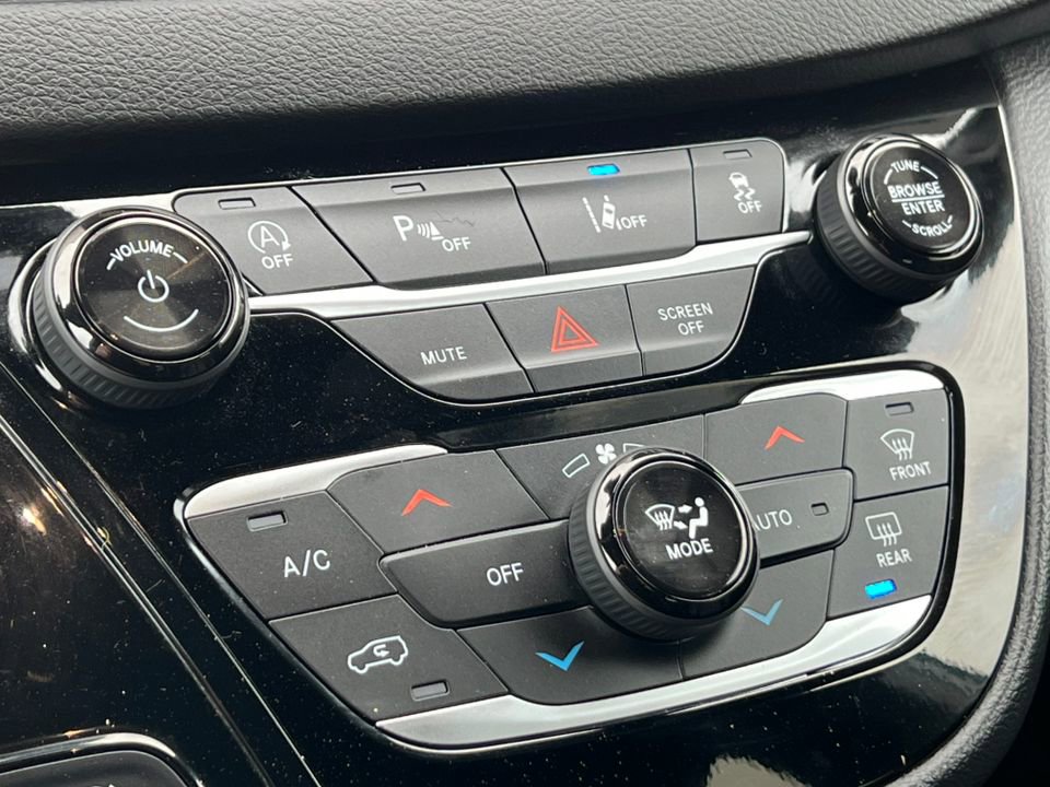 Used 2026 Chrysler Pacifica Select image 25