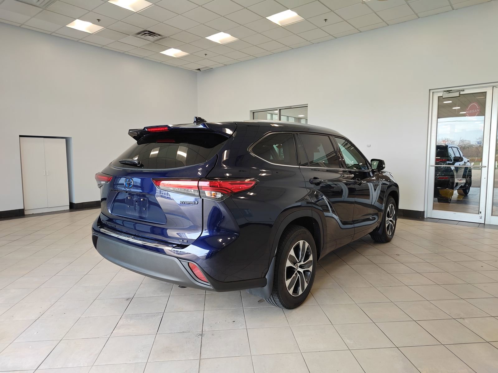 Used 2021 Toyota Highlander XLE image 3