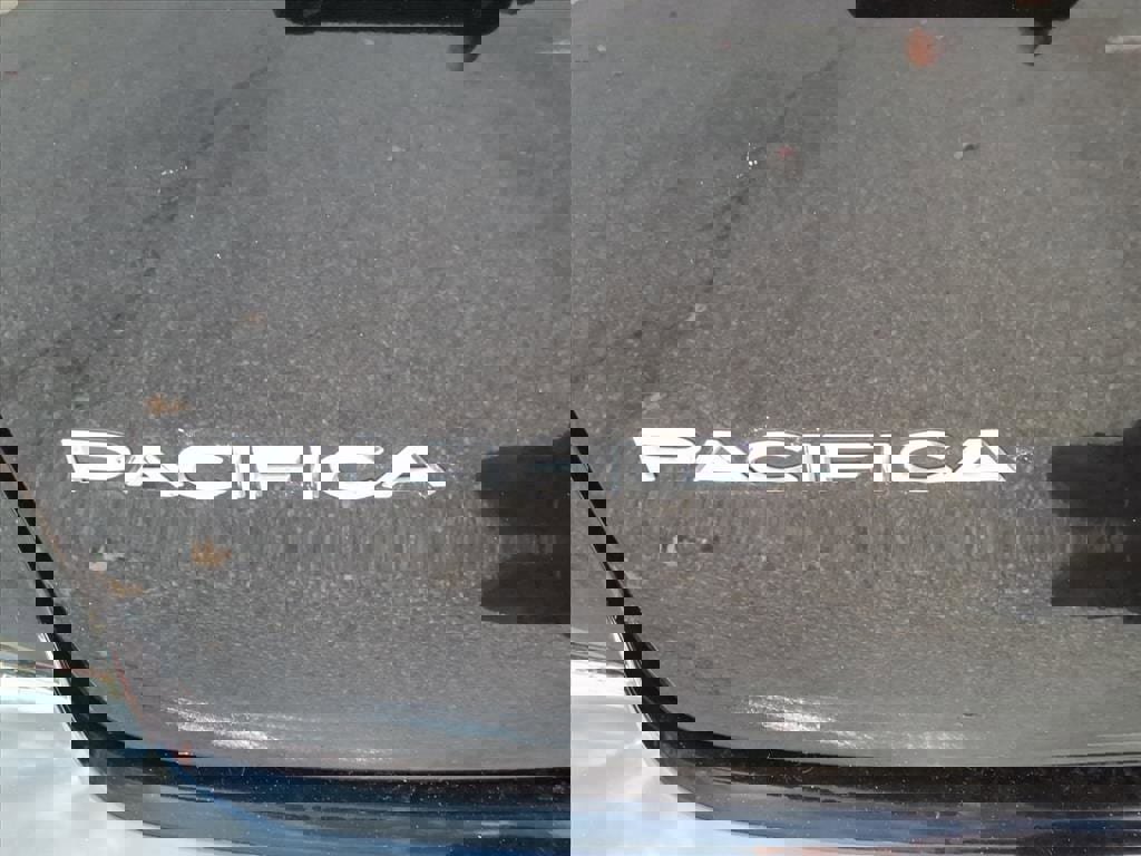 Used 2024 Chrysler Pacifica Touring-L image 8