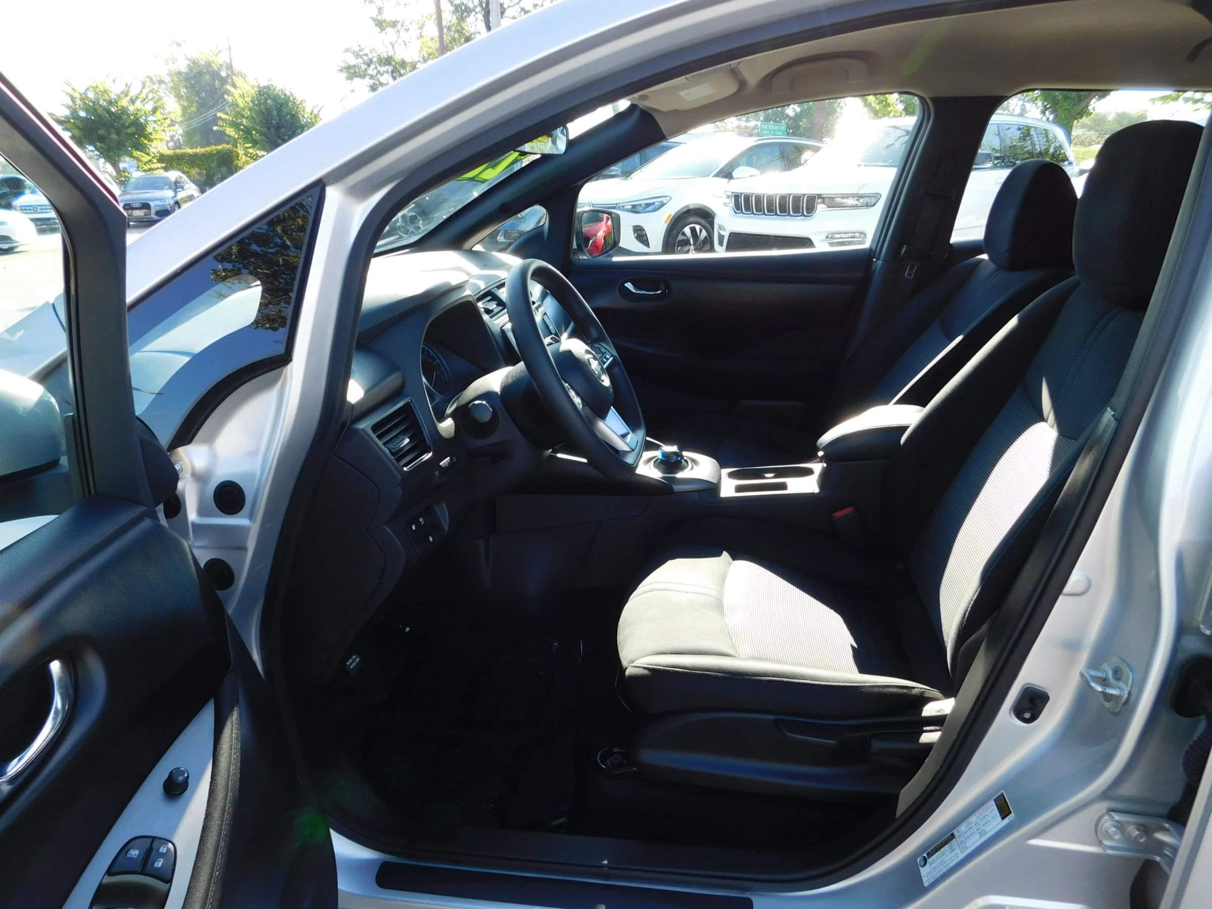 Used 2022 Nissan Leaf S FWD image 17