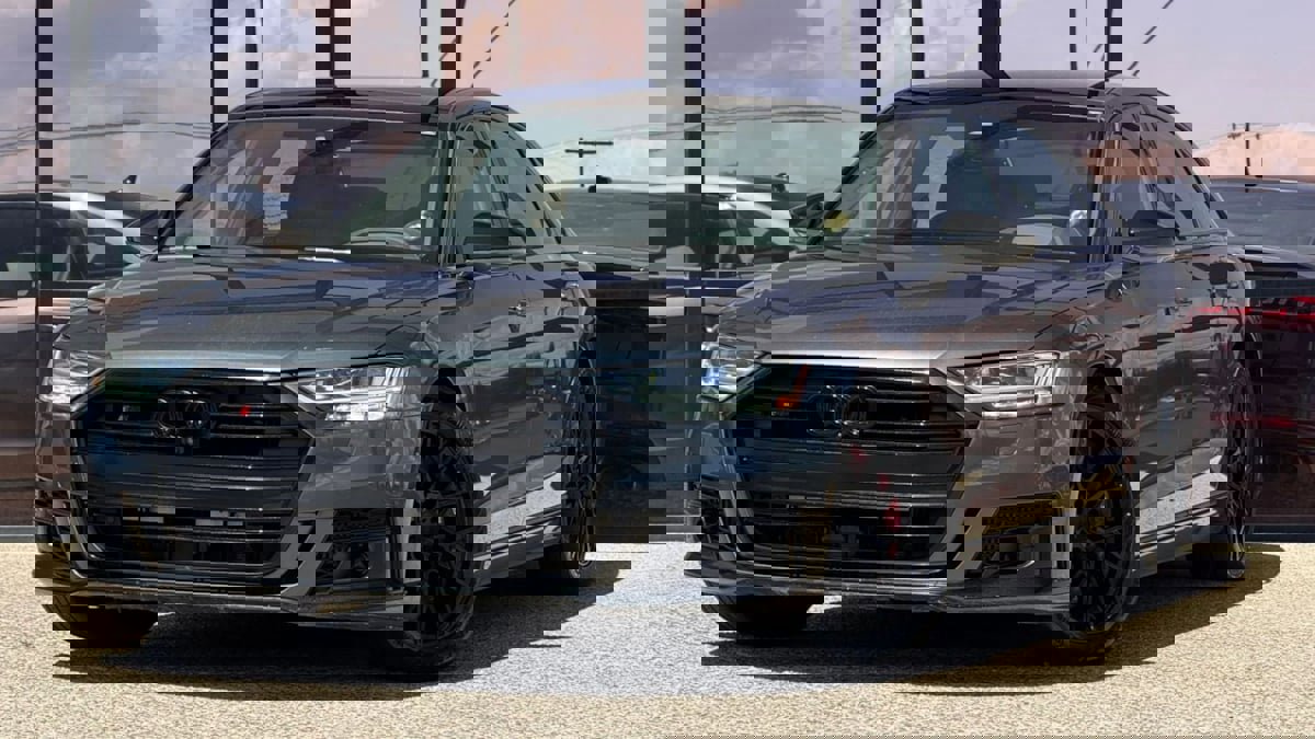 Used 2021 Audi S8 L w/ S8 Executive Package image 3
