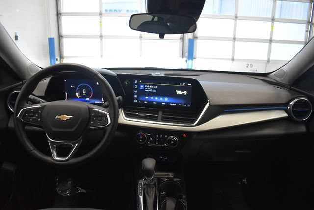 Used 2025 Chevrolet Trax LT w/ LT Convenience Package FWD image 5