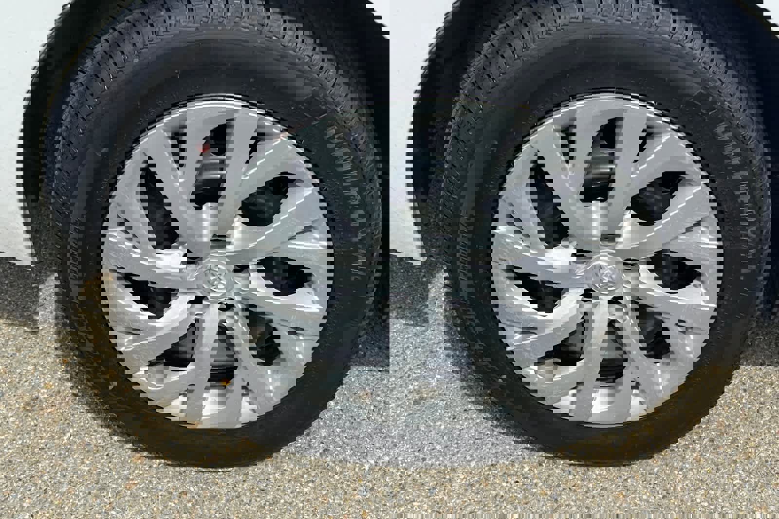 Used 2018 Toyota Corolla LE w/ Carpet Mat Package (TMS) FWD image 17