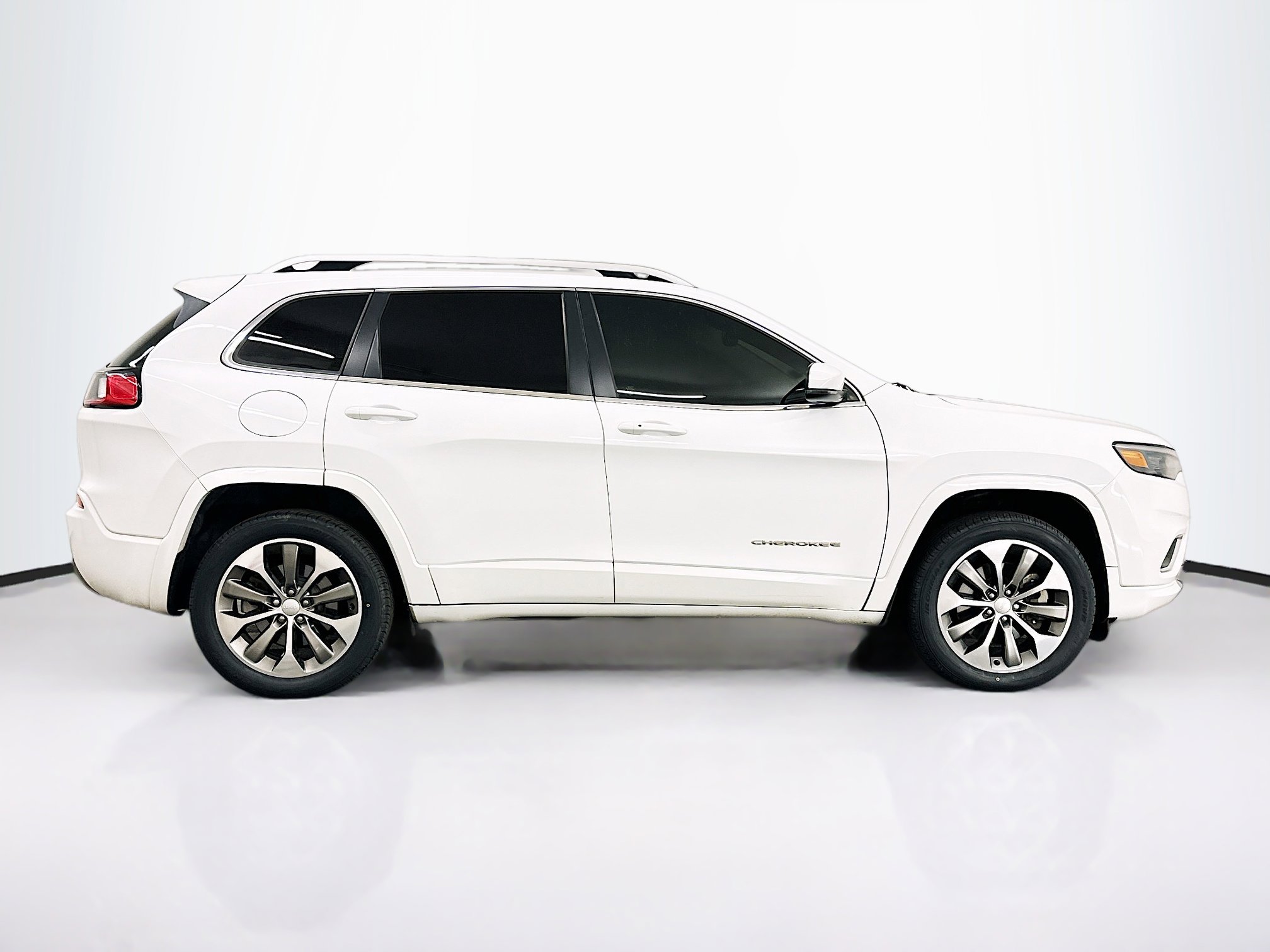 Used 2019 Jeep Cherokee Overland image 10