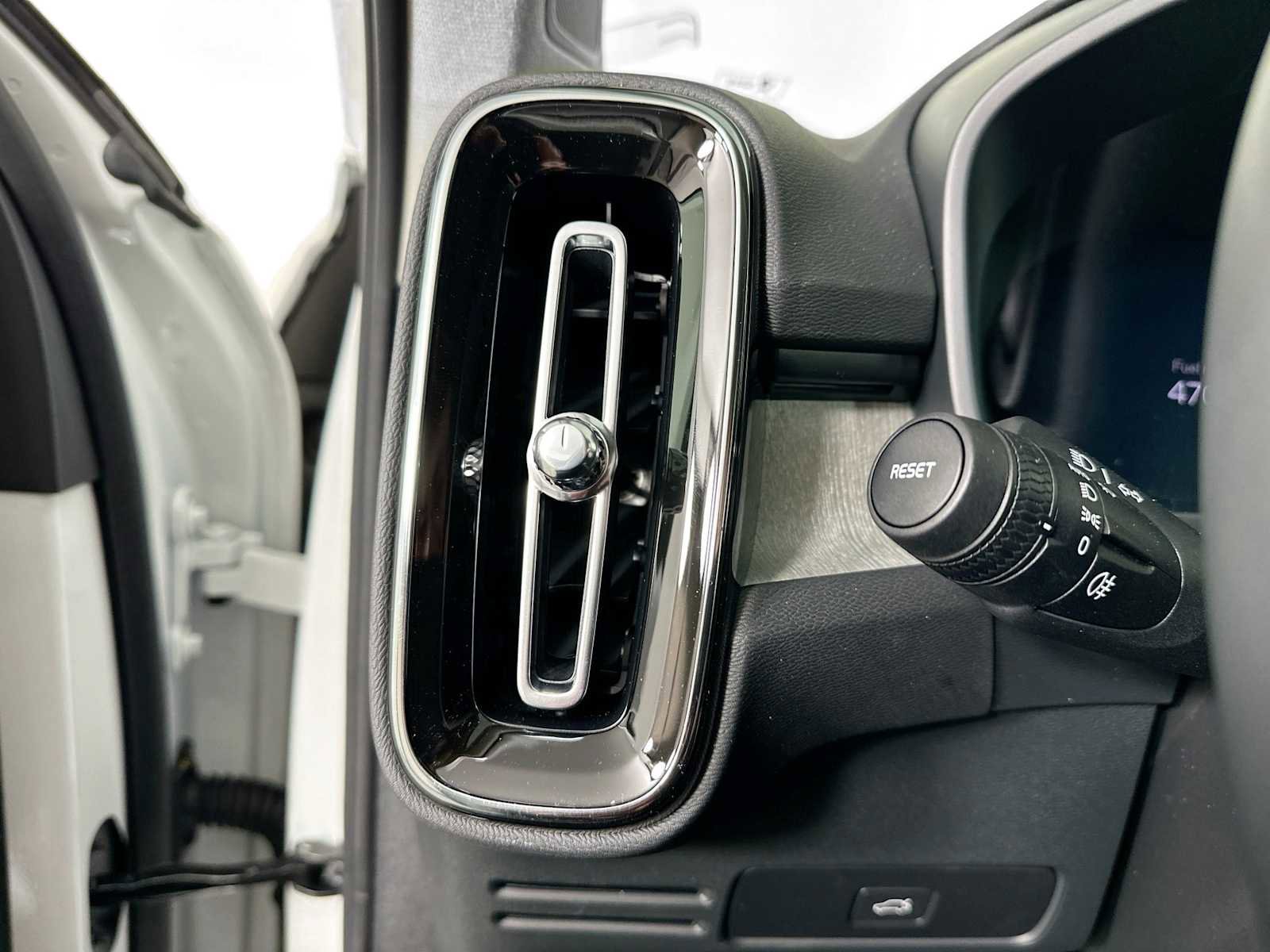 Used 2025 Volvo XC40 B5 Core w/ Protection Package Premier image 10