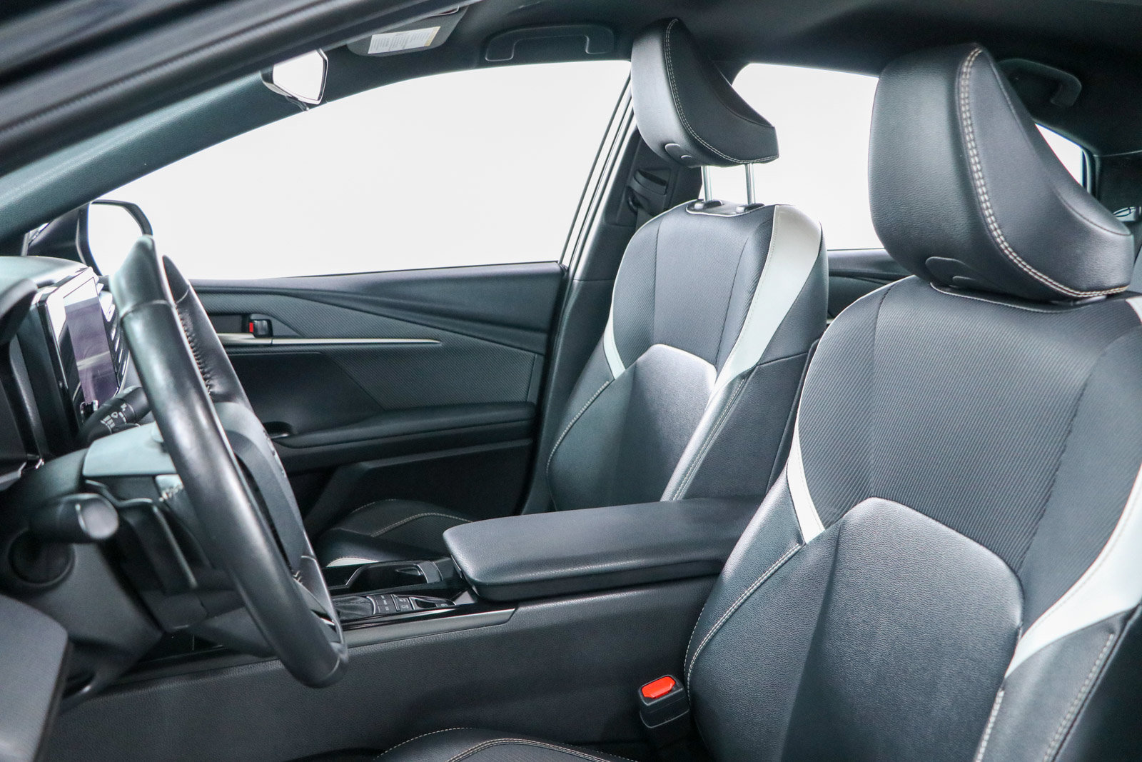 Used 2025 Toyota Camry SE FWD image 23