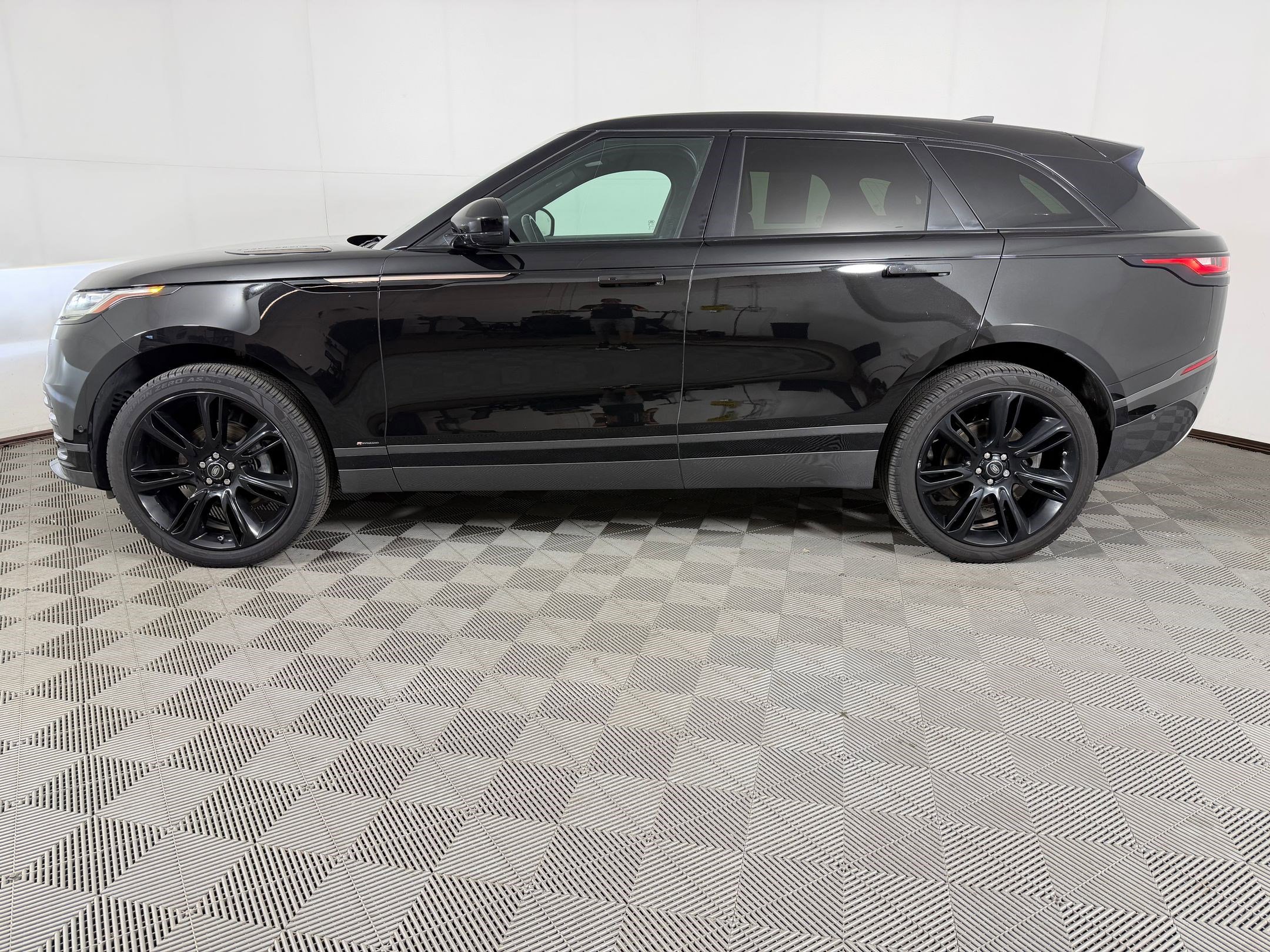 Used 2018 Land Rover Range Rover Velar R-Dynamic HSE AWD/4WD image 2