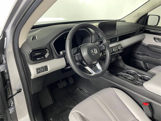 Certified 2025 Honda Pilot Touring image 3