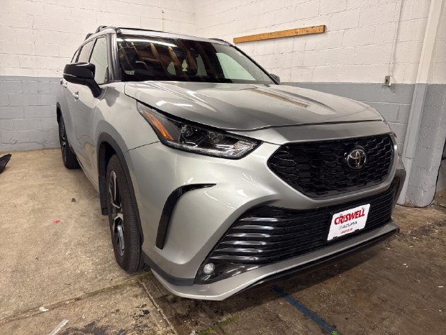 Used 2022 Toyota Highlander XSE AWD/4WD image 3