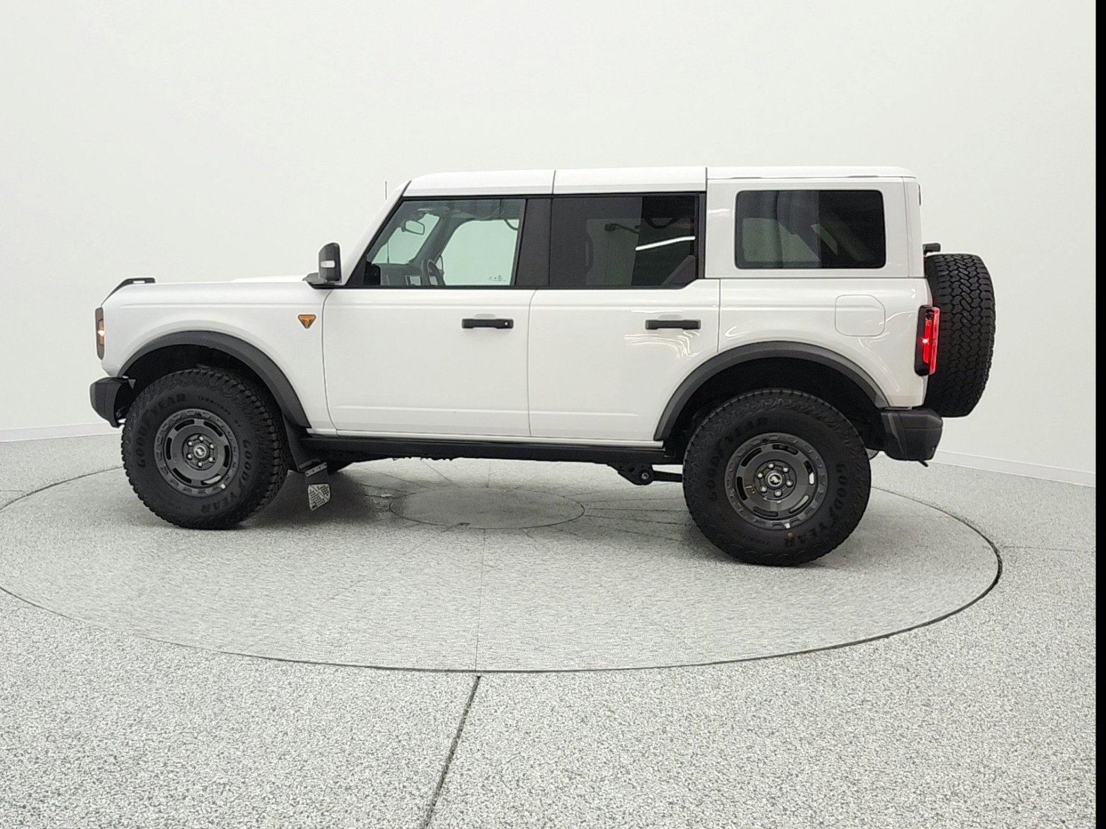 Used 2025 Ford Bronco Badlands image 8