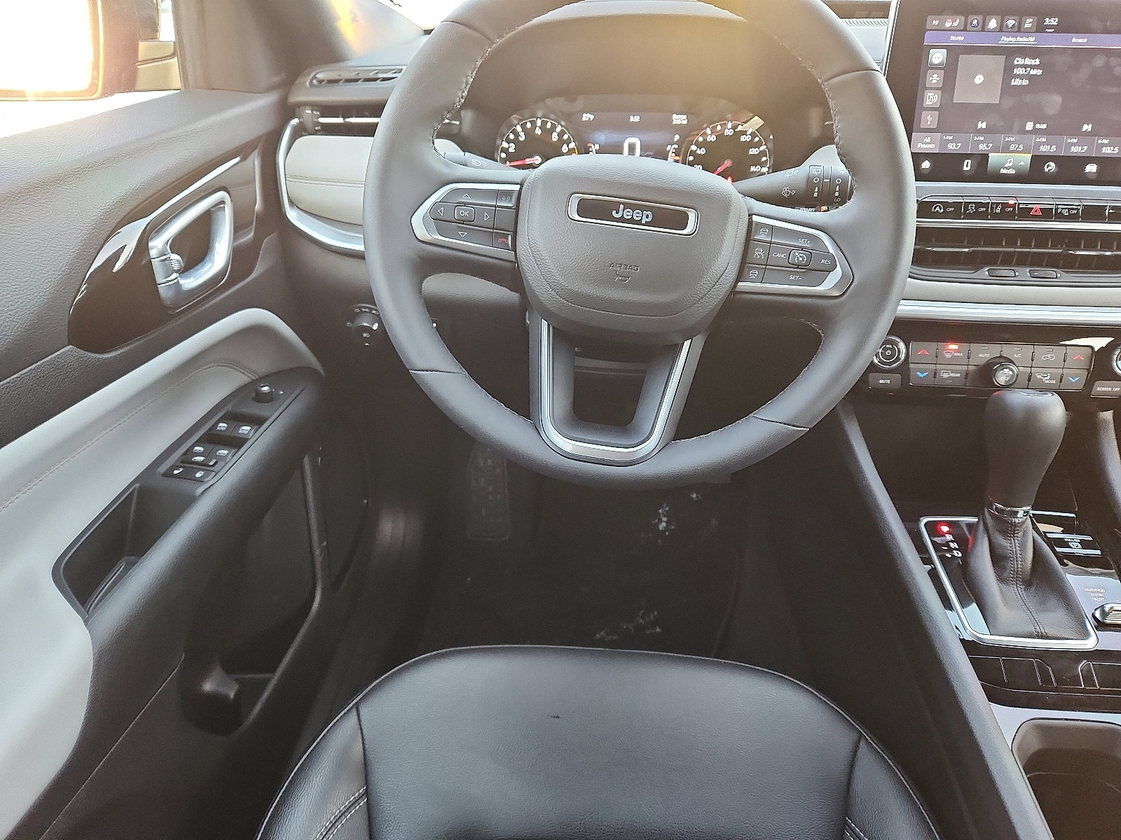 Used 2025 Jeep Compass Limited image 10