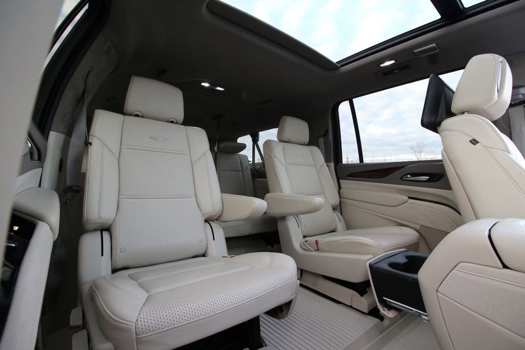 Used 2024 Cadillac Escalade ESV Sport Platinum w/ LPO, ONYX Package image 34