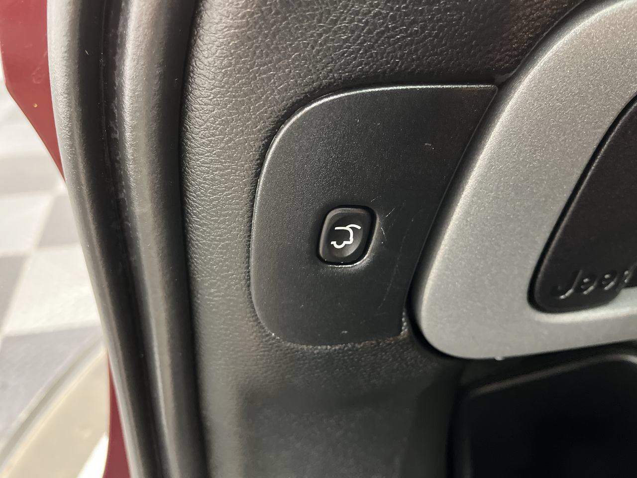 Used 2018 Jeep Cherokee Limited AWD/4WD image 28
