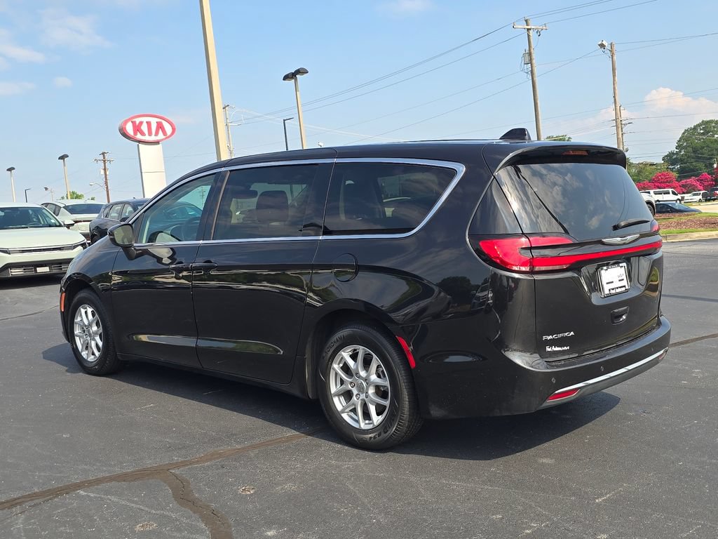 Used 2023 Chrysler Pacifica Touring-L FWD image 5