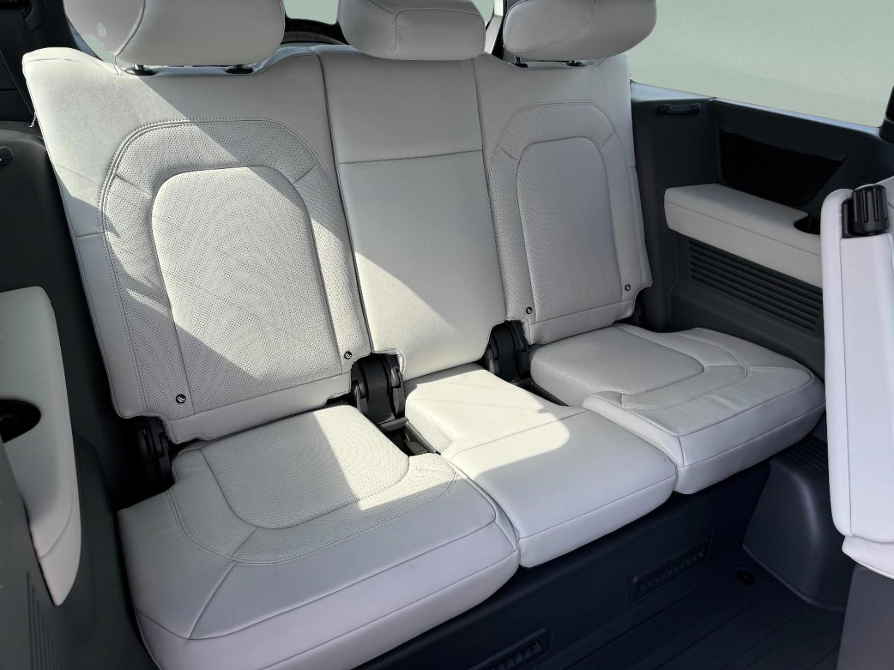 Certified 2025 Land Rover Defender 130 X-Dynamic SE image 11