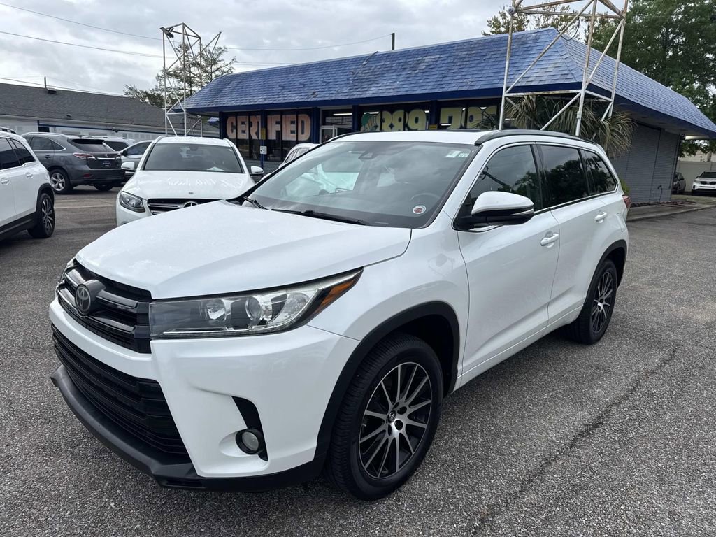 Used 2017 Toyota Highlander XLE image 3