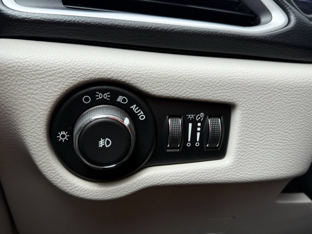 Used 2017 Chrysler Pacifica Touring-L image 35