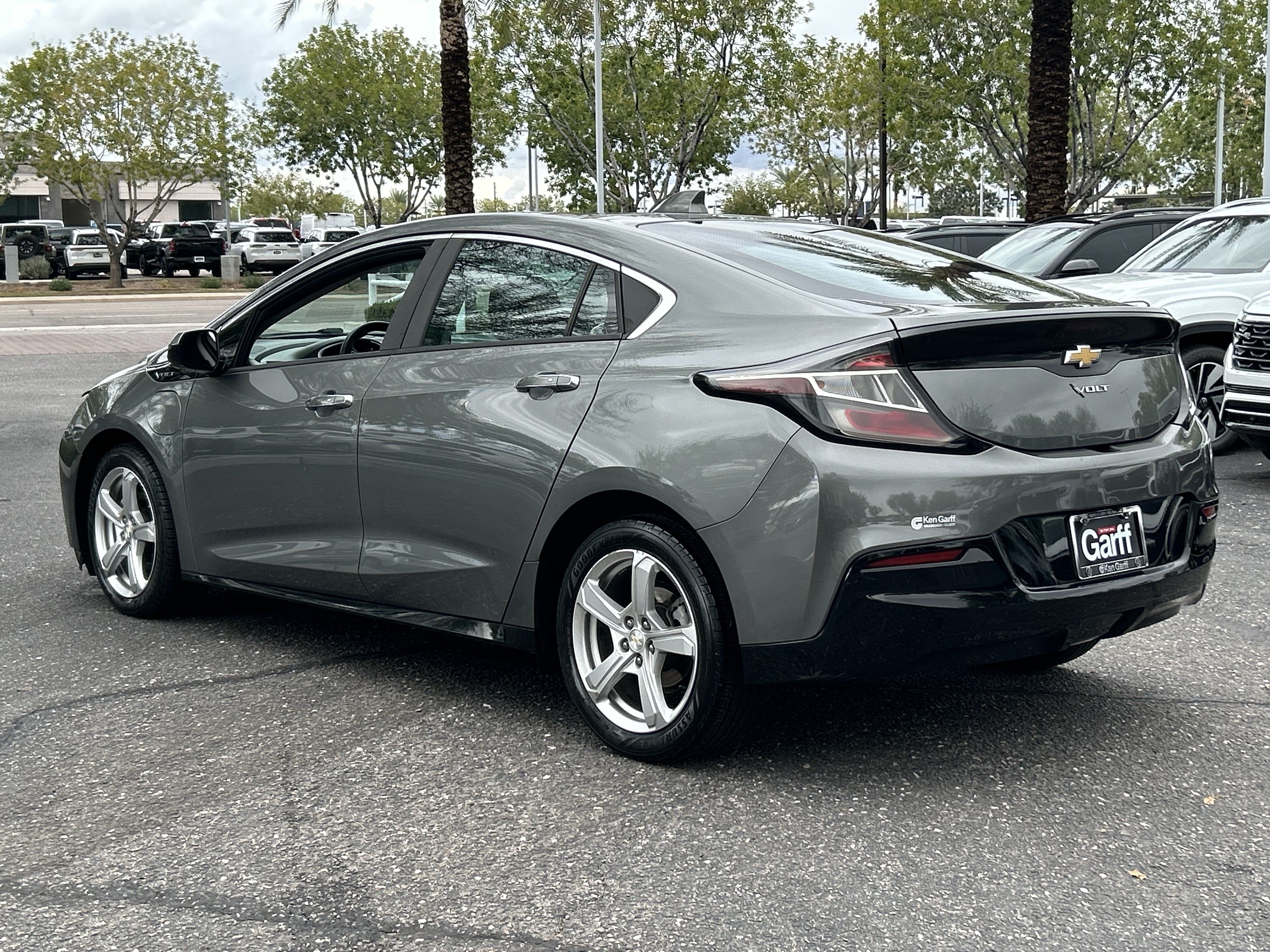 Used 2017 Chevrolet Volt LT w/ Comfort Package FWD image 3