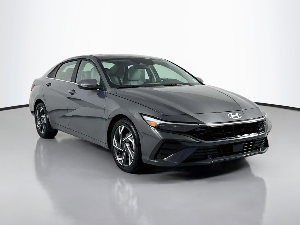 Used 2025 Hyundai Elantra Limited FWD image 4