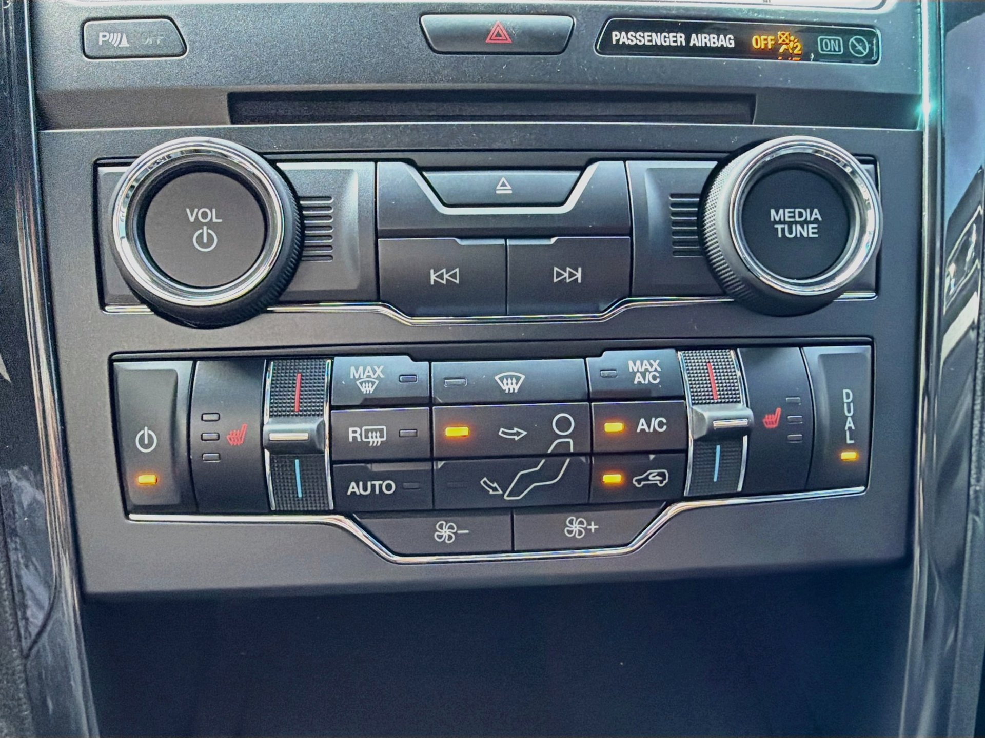 Used 2017 Ford Explorer XLT w/ Equipment Group 202A FWD image 19