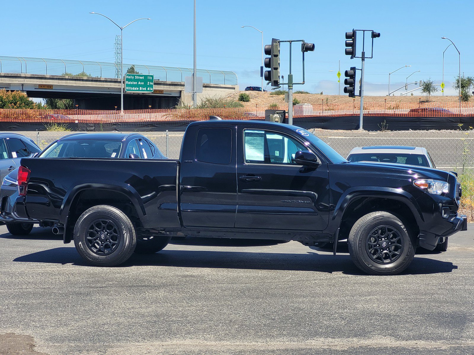 Used 2022 Toyota Tacoma SR5 AWD/4WD image 3