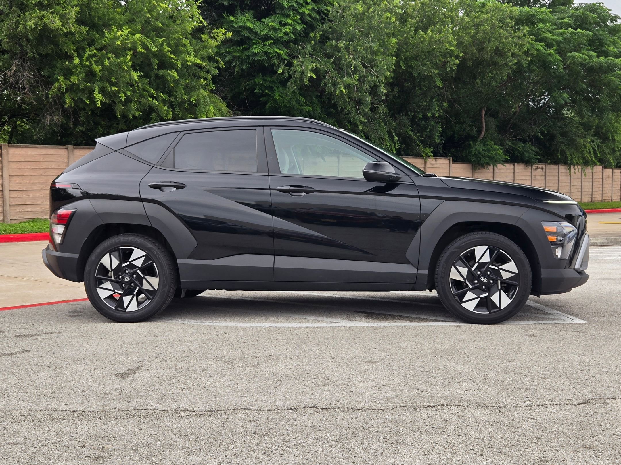 Used 2025 Hyundai Kona SEL FWD image 2