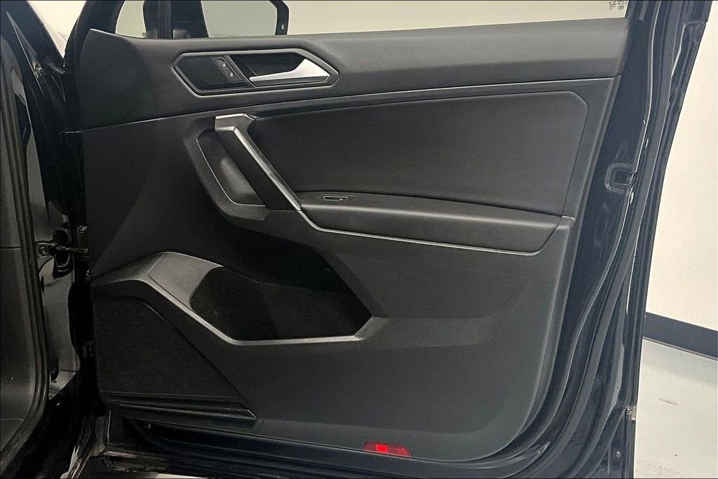 Used 2021 Volkswagen Tiguan SE image 17