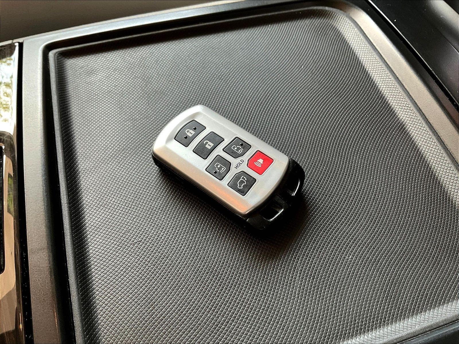 Used 2019 Toyota Sienna XLE w/ XLE Navigation Package FWD image 33