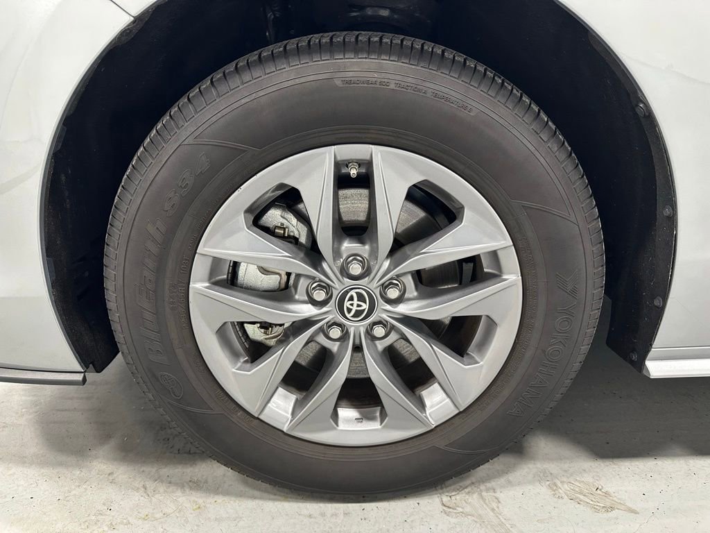 Used 2025 Toyota Sienna LE image 69