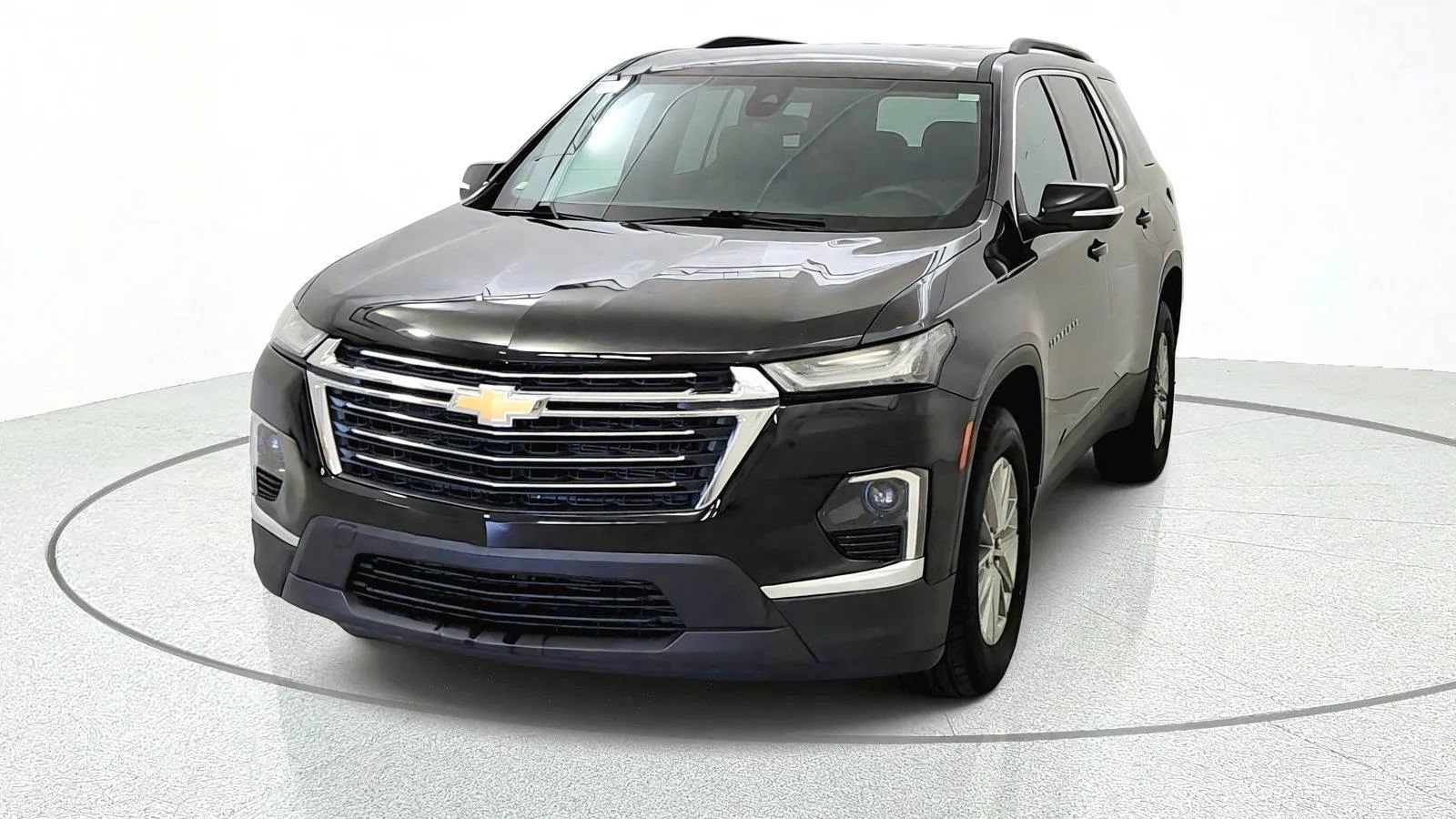 Used 2023 Chevrolet Traverse LT FWD image 2