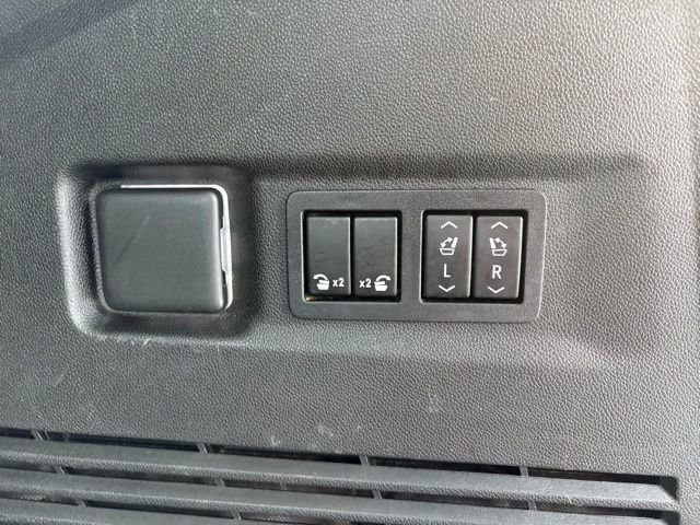 Used 2021 GMC Yukon XL Denali w/ Denali Premium Package image 8