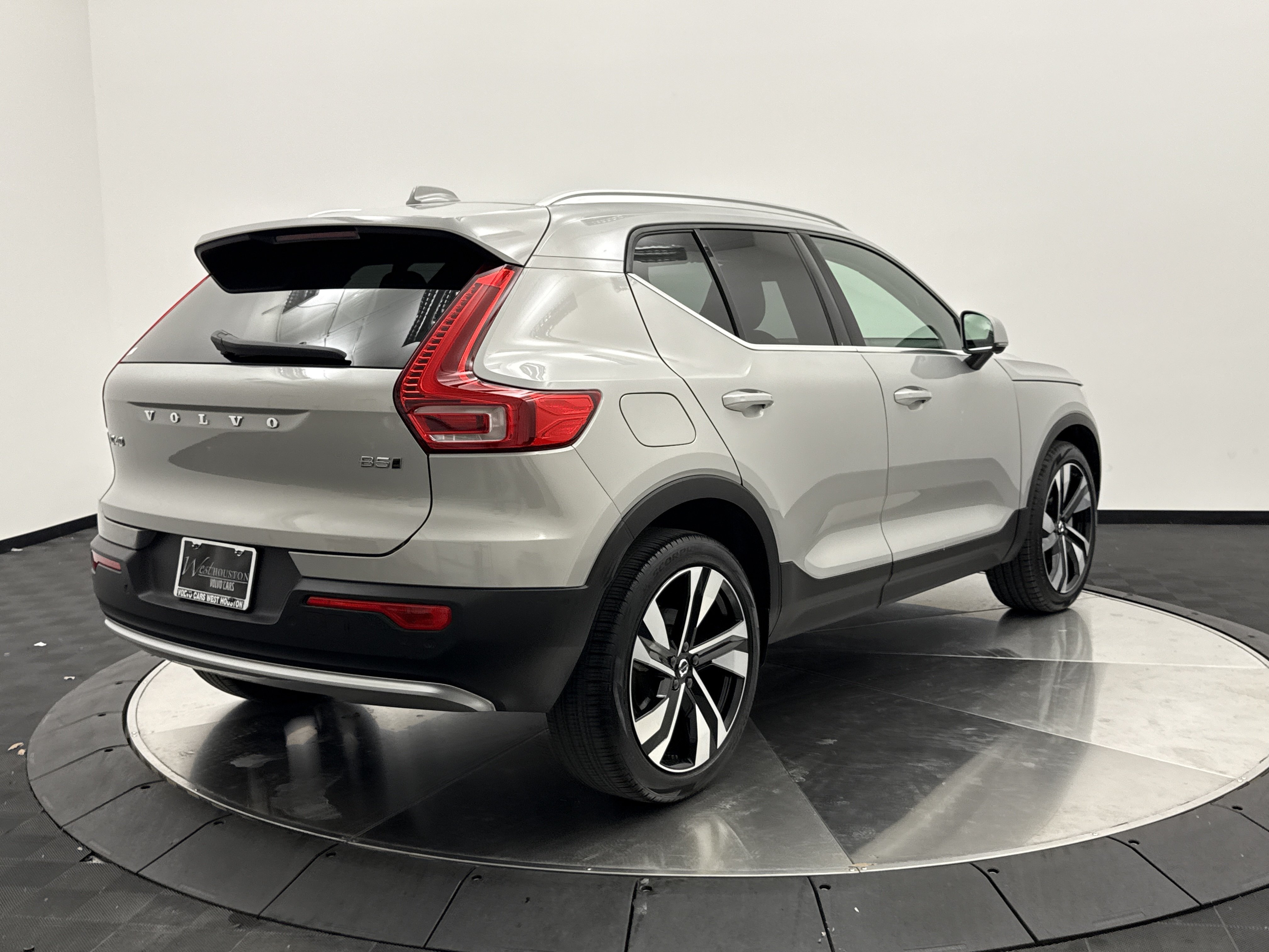 Certified 2024 Volvo XC40 B5 Plus AWD/4WD image 7