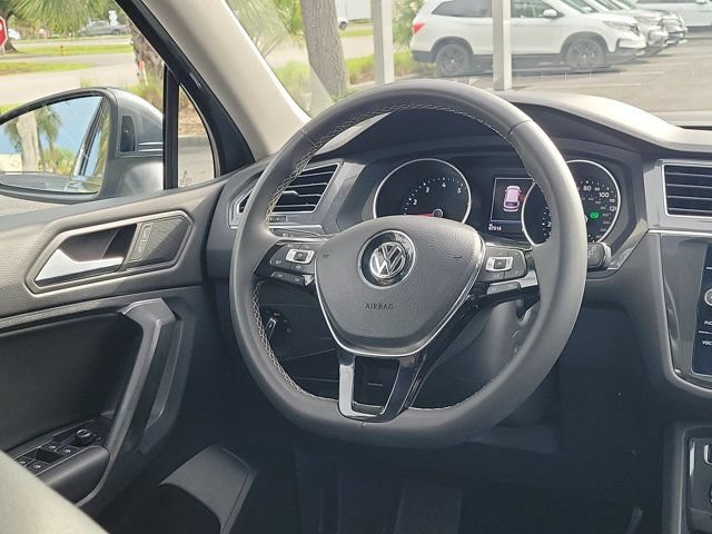 Used 2021 Volkswagen Tiguan SE w/ Panoramic Sunroof Package FWD image 3
