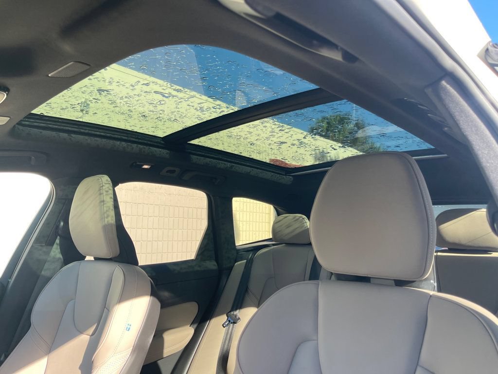 Used 2026 Volvo XC60 B5 Plus AWD/4WD image 19