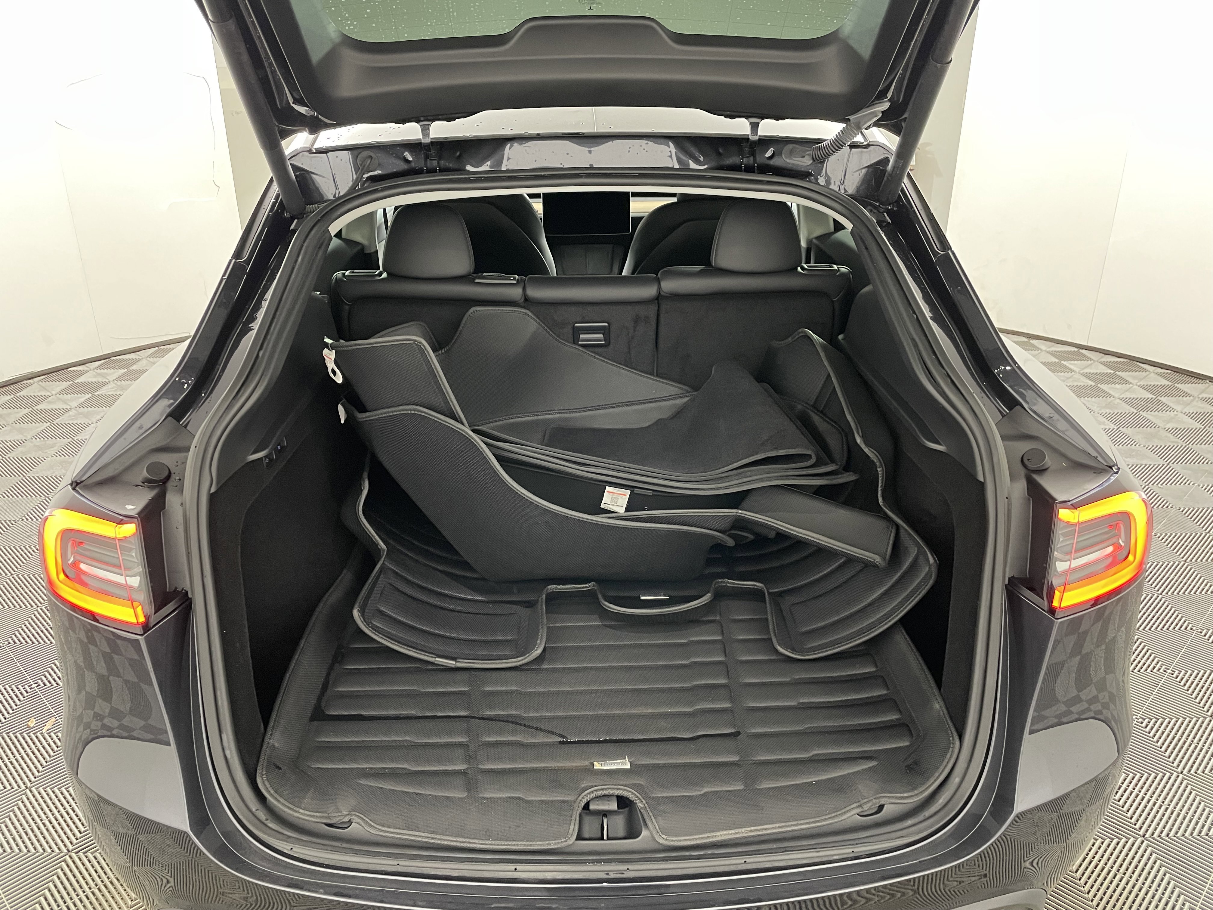 Used 2024 Tesla Model Y 2WD image 19