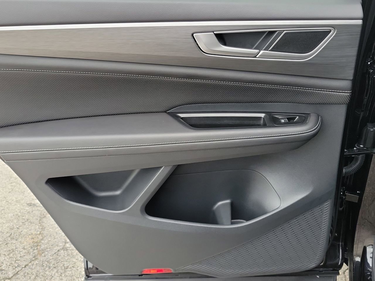 Used 2025 Volkswagen Atlas Cross Sport SE image 11