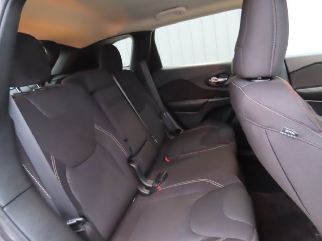 Used 2016 Jeep Cherokee Latitude w/ Comfort/Convenience Group AWD/4WD image 30