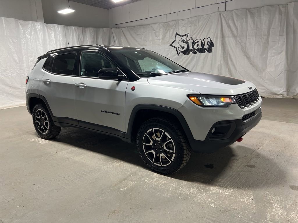 Used 2025 Jeep Compass Trailhawk image 1