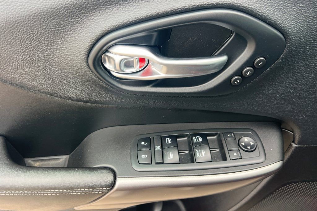 Used 2019 Jeep Cherokee Limited w/ Luxury Group image 8