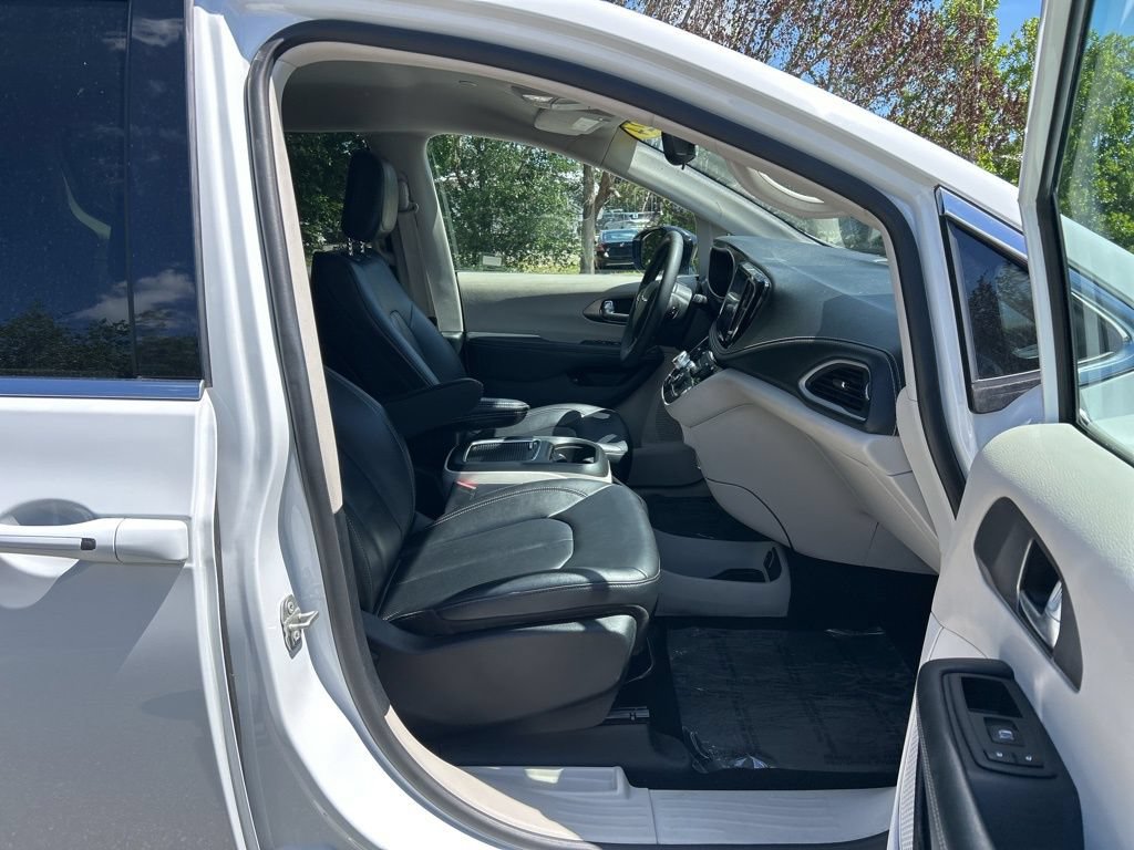 Used 2024 Chrysler Pacifica Limited FWD image 45
