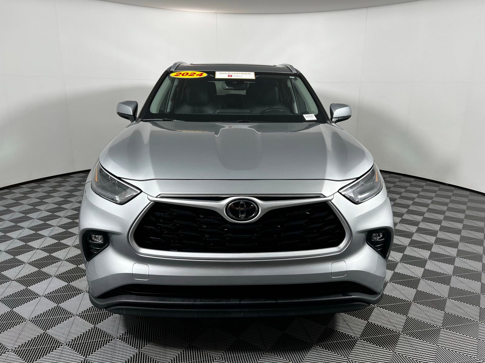Certified 2024 Toyota Highlander XLE image 2