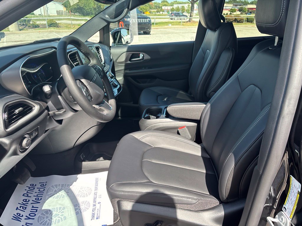 New 2027 Chrysler Pacifica Select FWD image 32