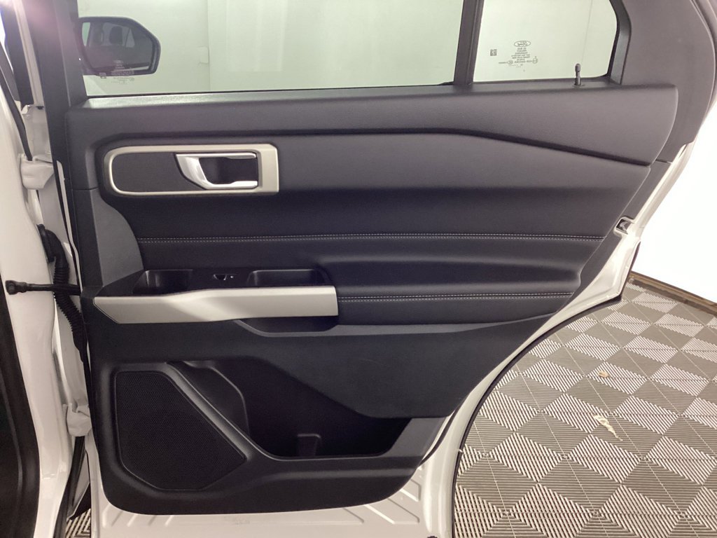 Used 2023 Ford Explorer XLT image 12
